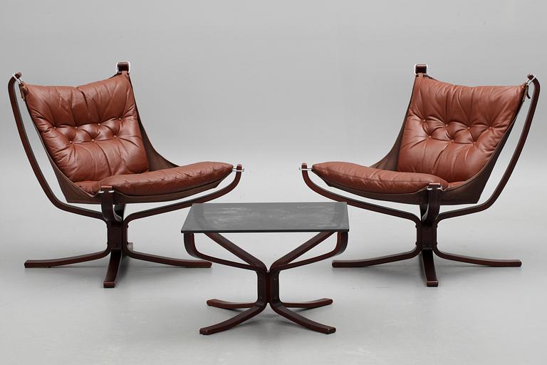 FÅTÖLJER, ett par samt BORD, "Falcon chair", Sigurd Russel, Vatne möbler, Norge, 1970-tal.