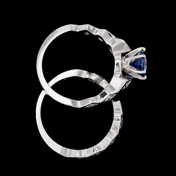 RING (2 st), blå safir, 1.20 ct, samt prinsesslipade diamanter, tot. 1.20 ct.