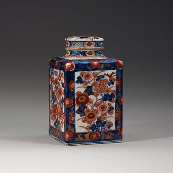 An imari tea caddie, Qing dynasty, Kangxi (1662-1722).