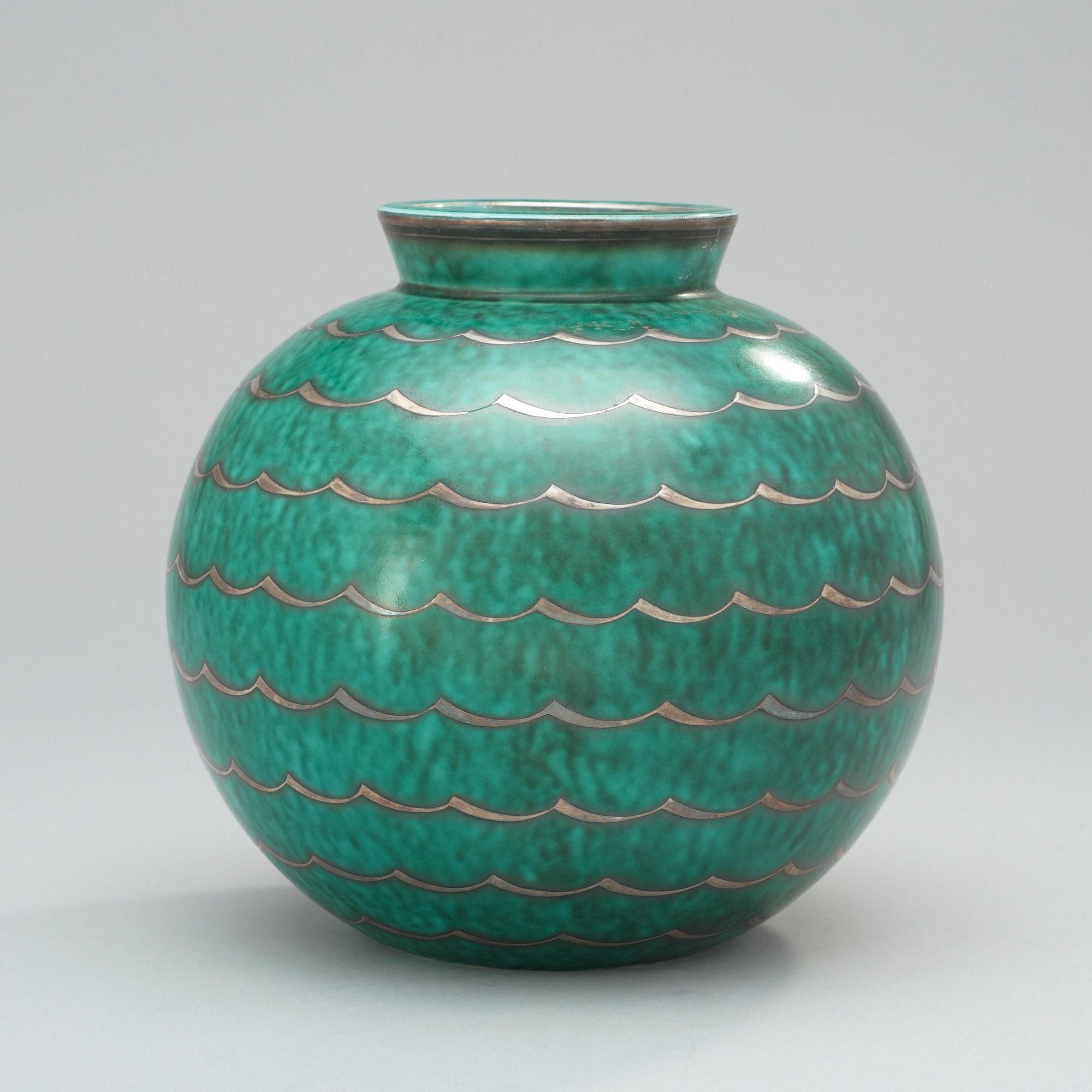 A Wilhelm Kåge 'Argenta' vase, Gustavsberg 1935.