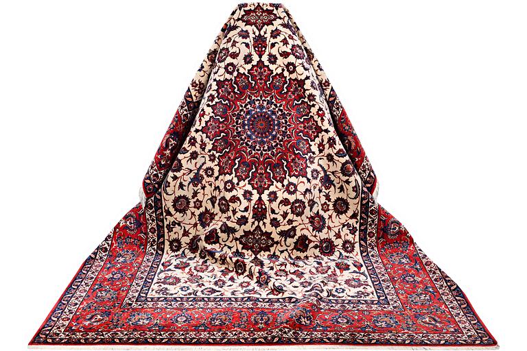 An Esfahan carpet, c. 320 x 208 cm.