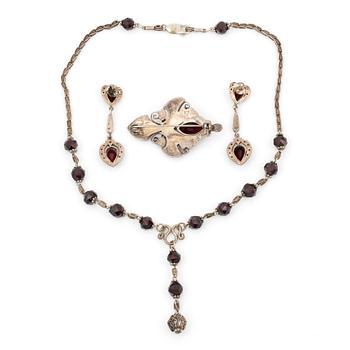 HALSBAND, BROSCH samt ÖRHÄNGEN, silver med fasetterade granater och pyriter, Jugend tidigt 1900-tal.