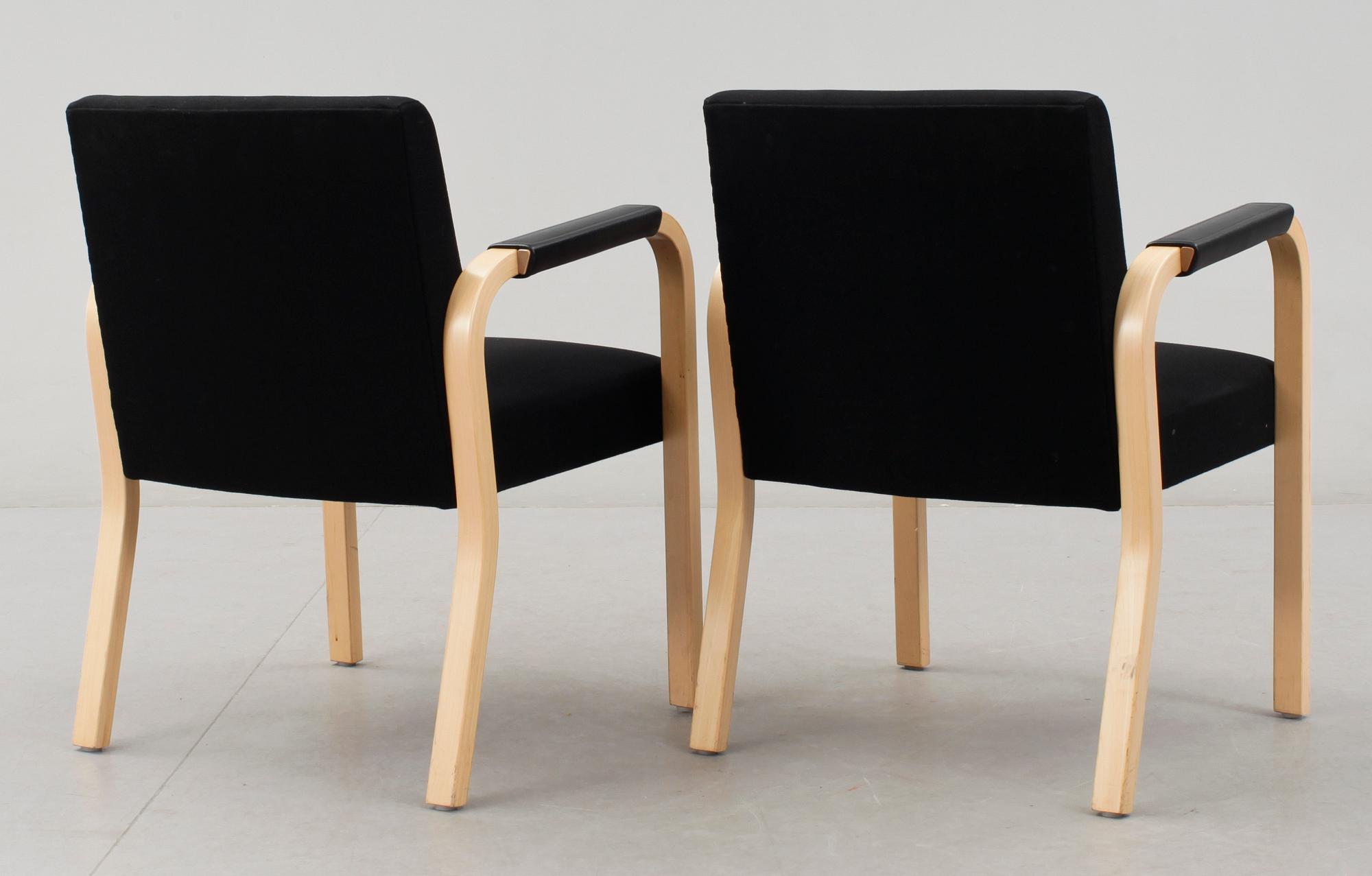 KARMSTOLAR, 1 par, modell 45, Alvar Aalto, Artek, Finland.
