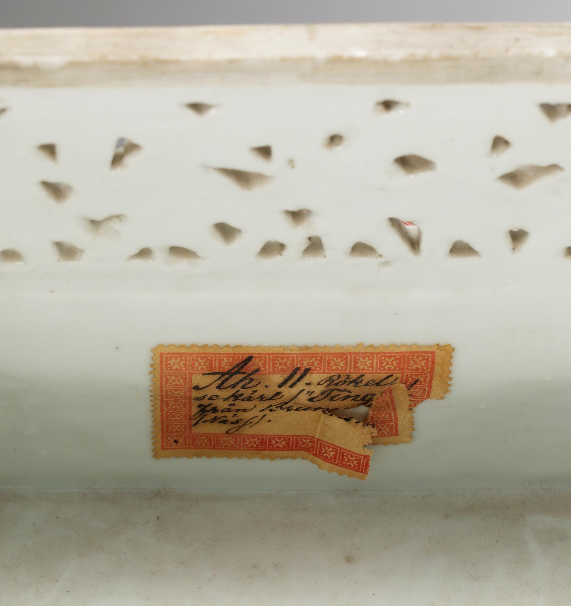RÖKELSEKAR, porslin. Qing dynastin, ca 1800.