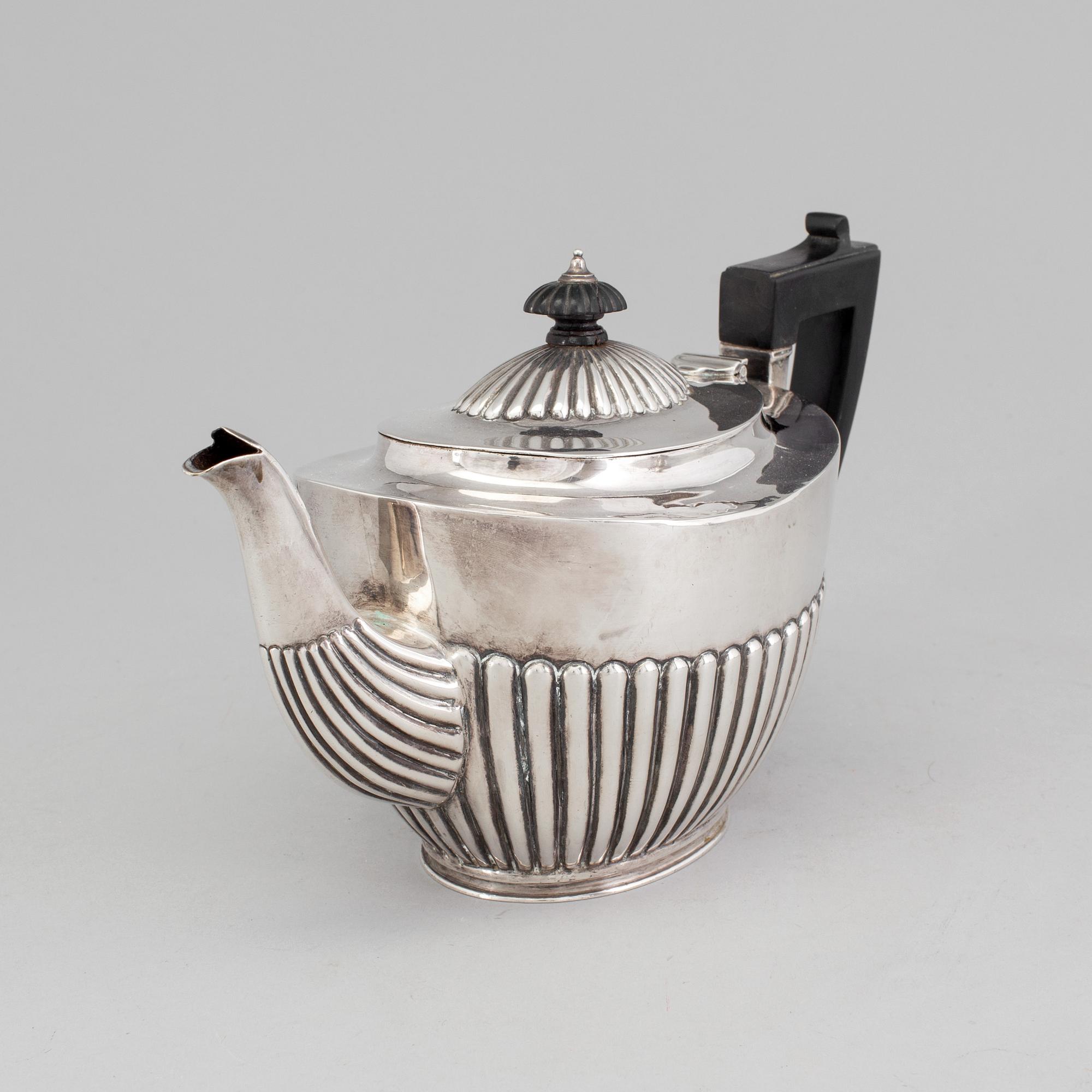An English late 19th century silver tea-pot, London 1898.