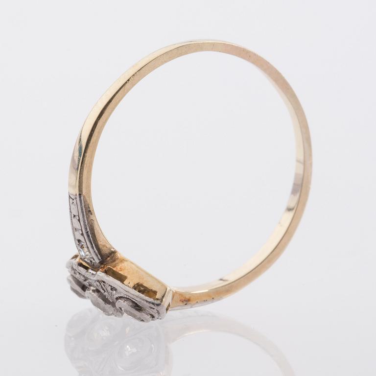 RING, 14K guld samt vitguld med tre gammalslipade diamanter, ca 0.20 ct.