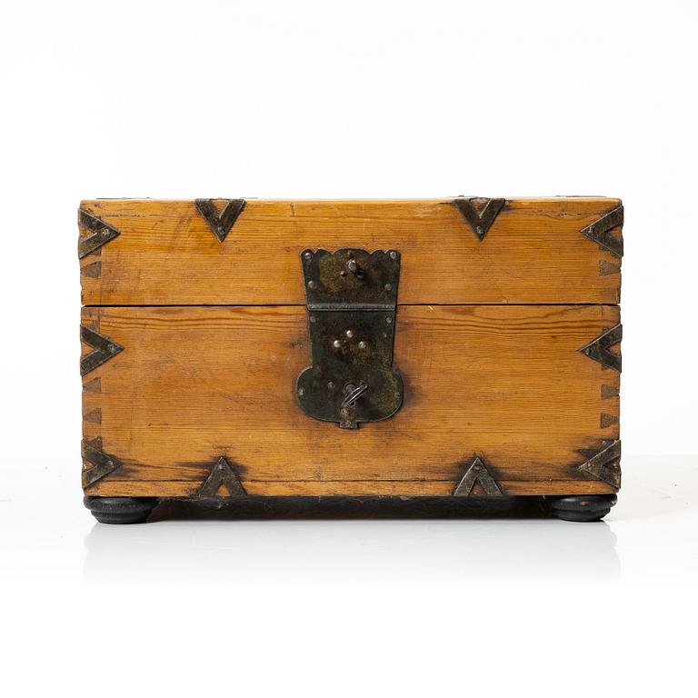 Casket with bottles, 19th century.