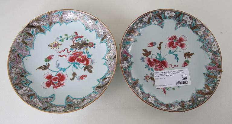 TALLRIKAR, 2 st, SKÅLFAT, 2 st samt SKÅLAR, 2 st, porslin, Kina, 1700-1800-tal.