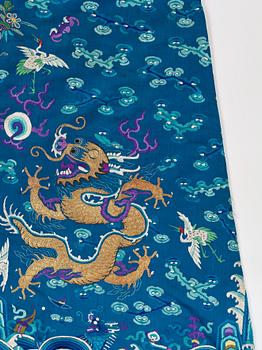 ROBE. Embroidered silk. Height 145,5 cm. China late Qing dynasty.