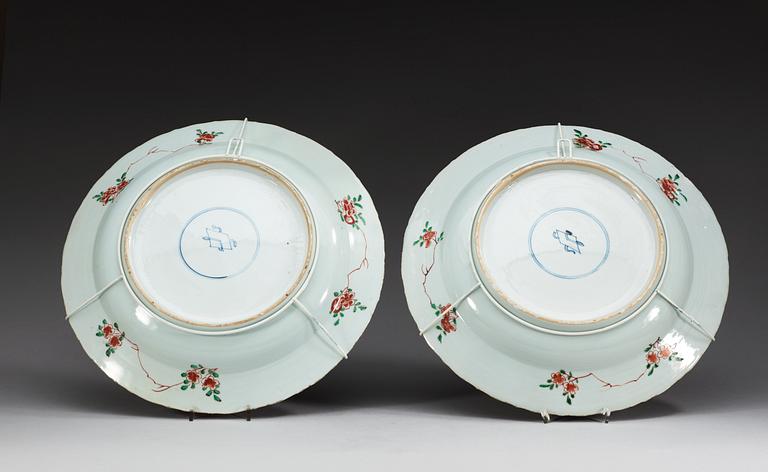 A pair of famille verte chargers, Qing dynasty, Kangxi (1662-1722).
