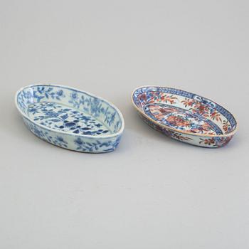 SKEDFAT, två stycken, kompaniporslin. Qingdynastin, Qianlong (1736-95).