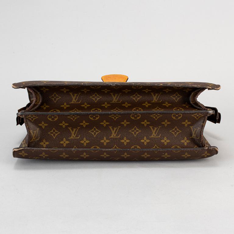 LOUIS VUITTON, a monogram canvas 'Serviette fermoir'.