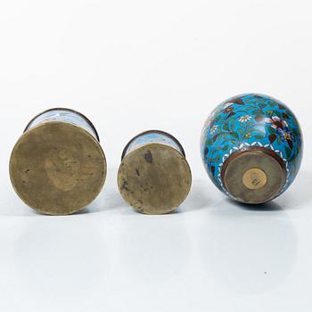 A pair of cloisonné vases, two dishes, two cylindrical vases and a jar with cover, 19/20th century.