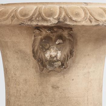 A stoneware garden urn on pedestal by av James Stiff & Sons (Lambeth, London 1834 - 1876).