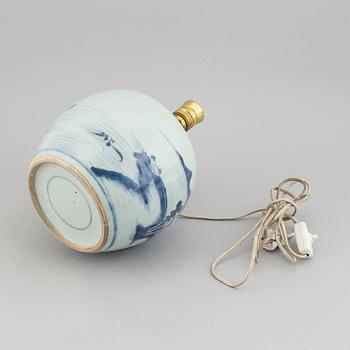 A blue and white porcelain lamp, Qing dynasty, 18th Century.