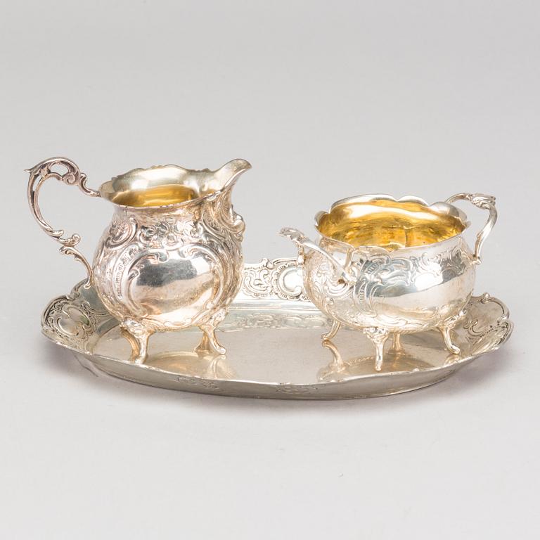 A Swedish 20th century parcel-gilt suger bowl and cream jar mark of Gewe Malmö 1951, tray included, height 6-8,5 cm.