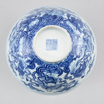 A blue and white bowl, Republic (1912-49) with Qianlongs sealmark.