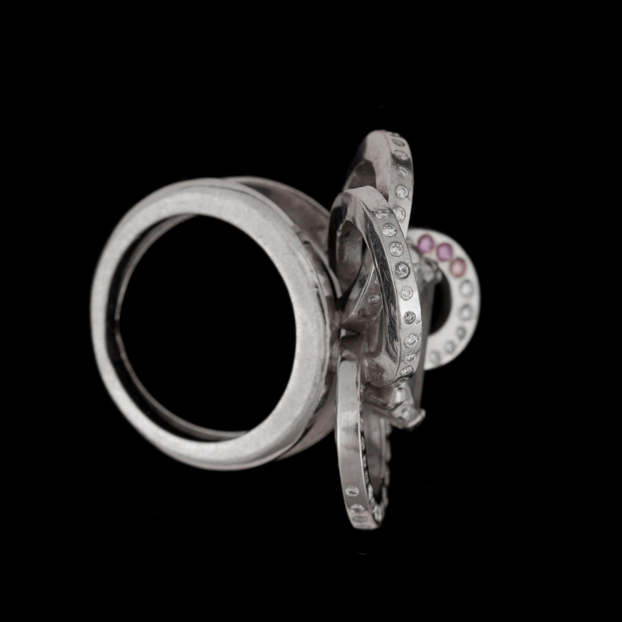RING, smaragdslipad diamant, 2.07 ct, samt vita och rosa briljantslipade diamanter, tot. ca 1.70 ct.