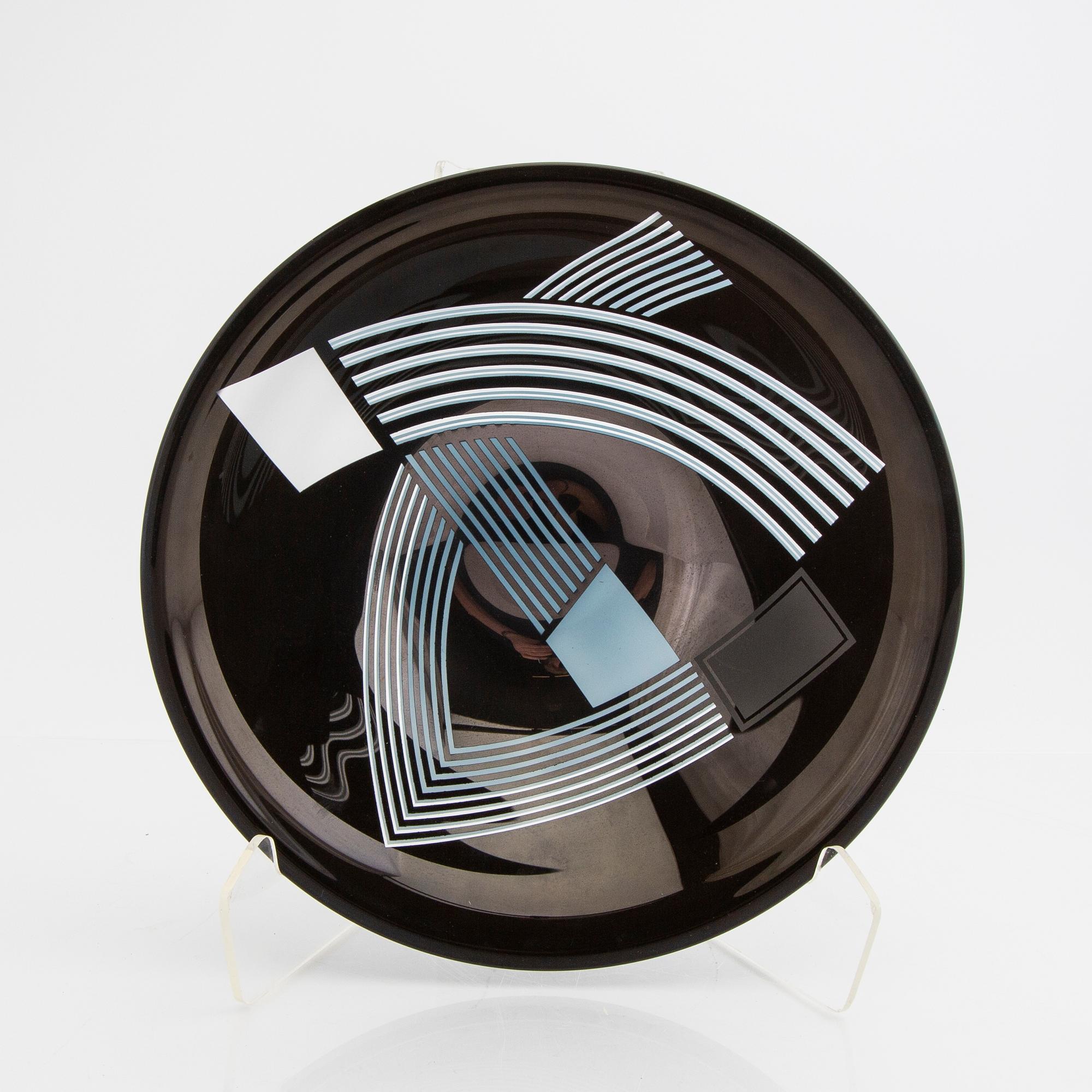 Klas Göran Tinbäck, a glass bowl signed and dated 1988.