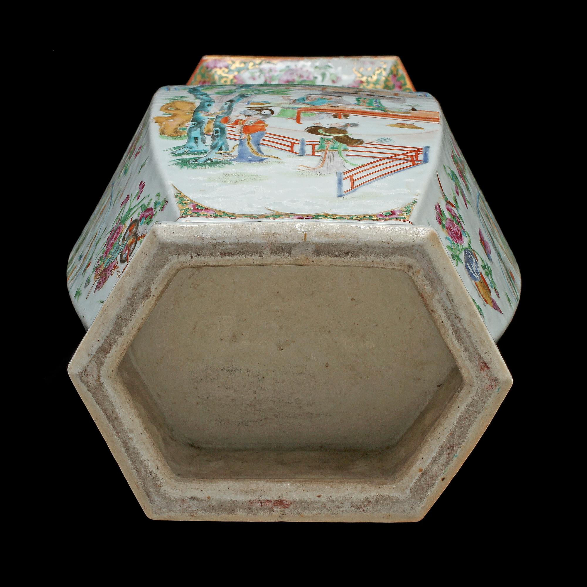 GOLVVAS, porslin, Kina, 1900-tal.