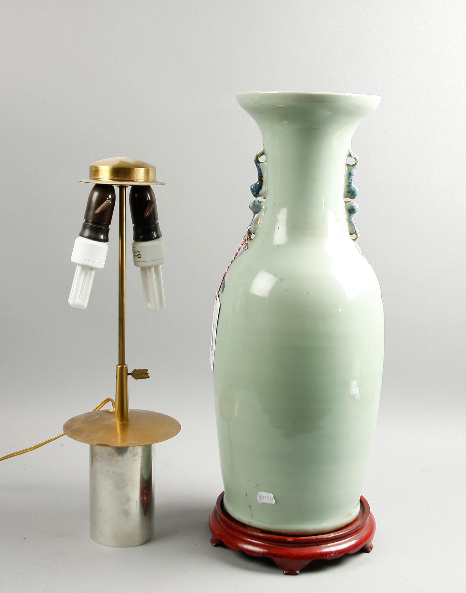 BORDSLAMPA/URNA. Kina, porslin. 1900-tal.