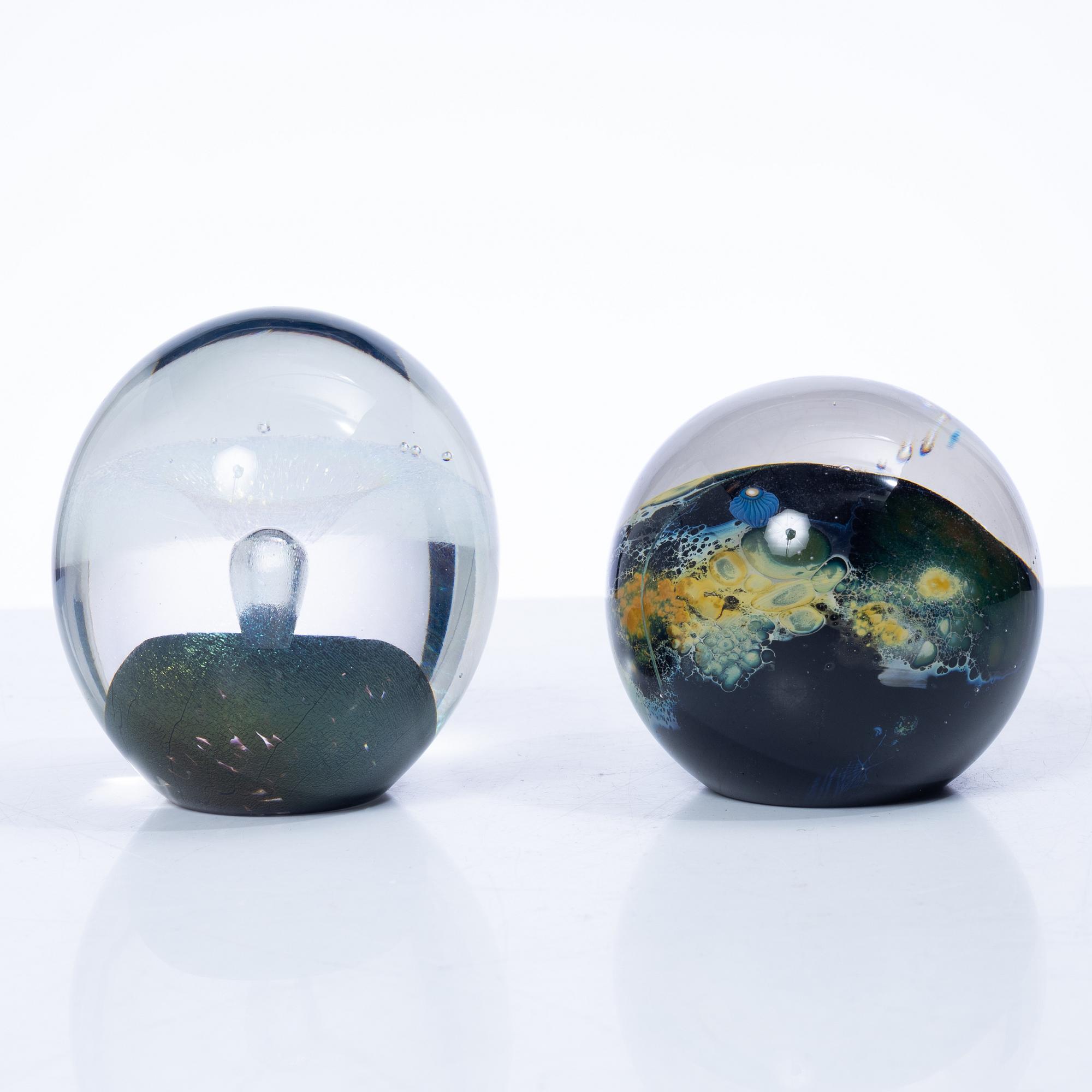 Six glass paper weights, including Robert Eickholt, USA, 1985, & klas-Göran Tinbäck, Sweden.