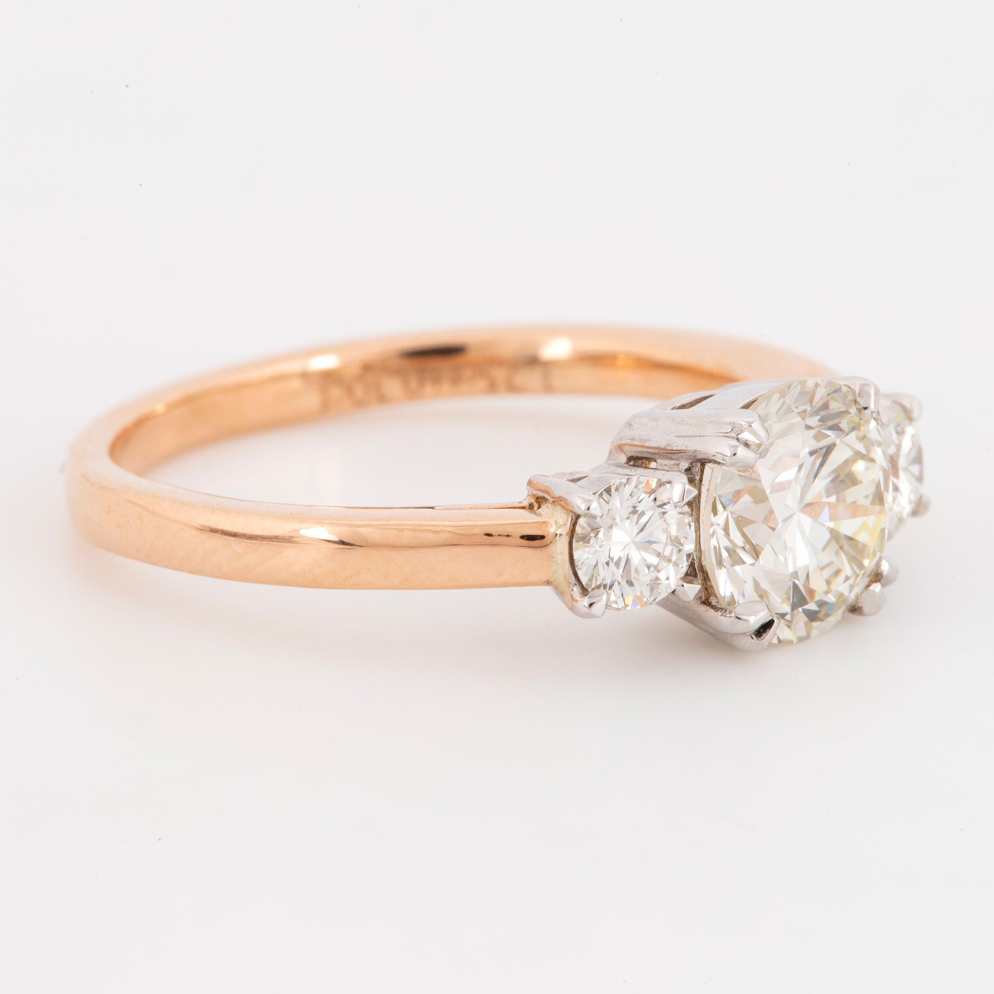 Brilliant-cut diamond three stone ring. GIA-report.