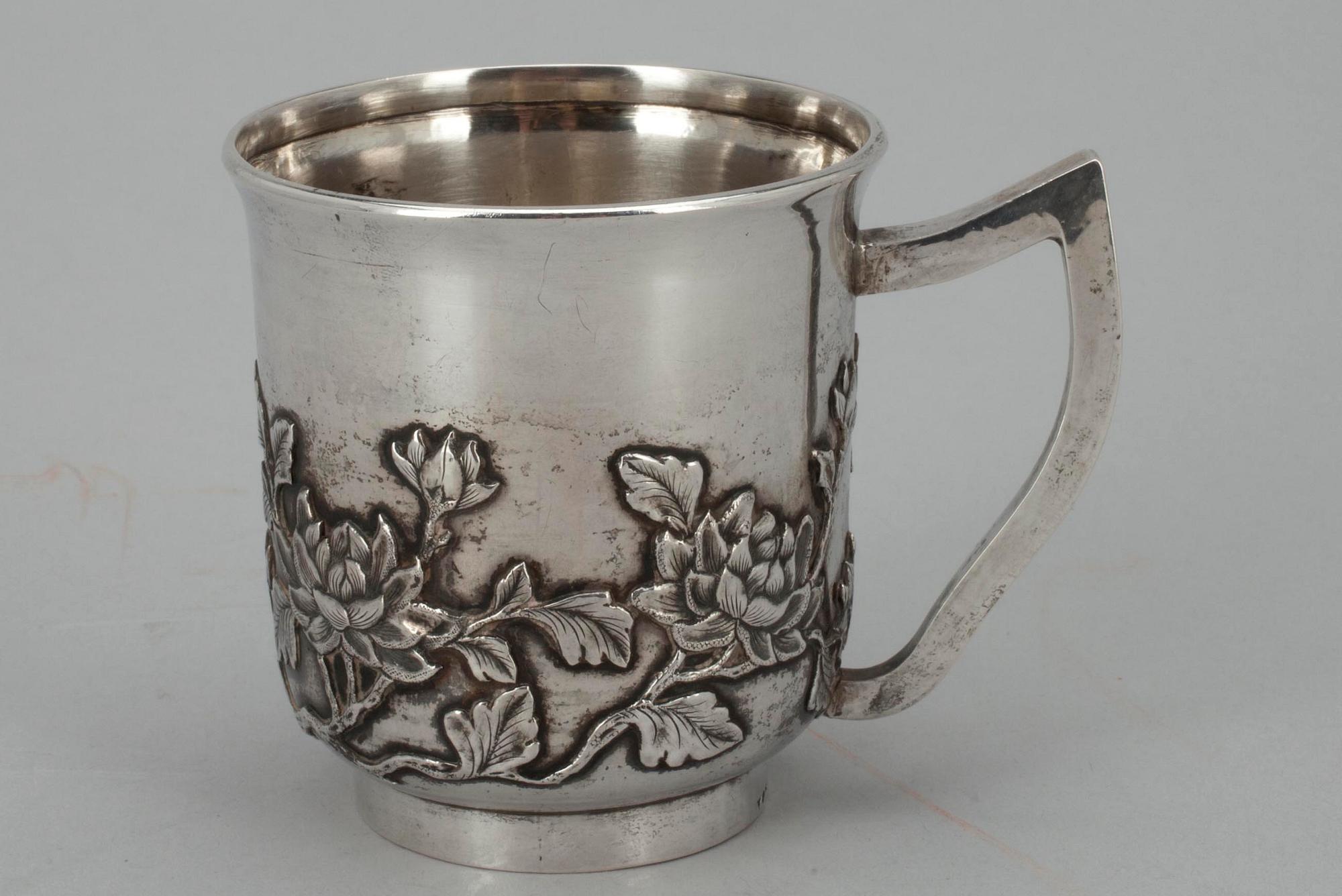 MUGG, silver, Kina. Finska importstämplar, Koruteollisuus Tillander, Helsingfors 1970. Vikt ca 147 g.