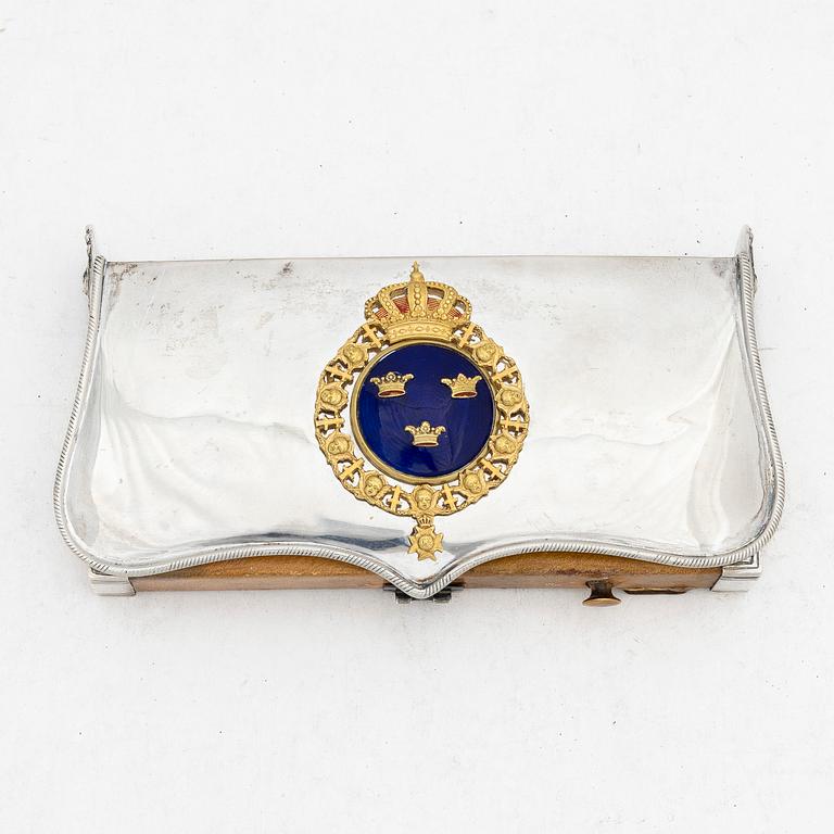 Kartuschlåda för officer vid Livregementet till häst m/1847, i silver, av Gustav Möllenborg Stockholm 1856.