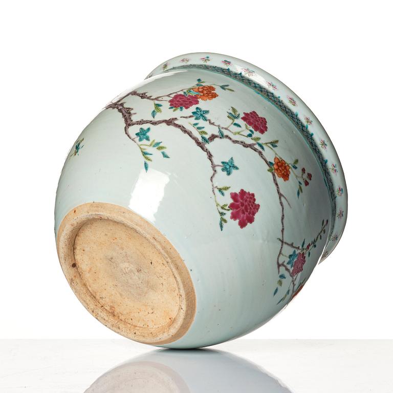 A famille rose flower pot, Qing dynasty, circa 1900.