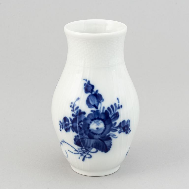 A 75 pcs Royal Copenhagen "Blå Blomst" porcelain part coffee service.
