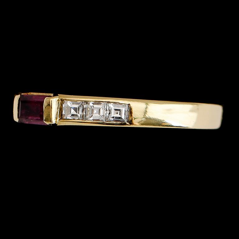 RING, 18 k guld, rubin och baguettslipade diamanter.