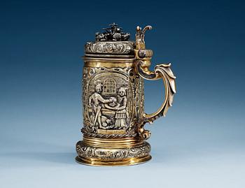 790. A 17TH CENTURY SILVER-GILT TANKARD, Makers mark of Erhardus Würstemann (1612-1677), Löcse. Depicting the story of Judith and Holofernes.