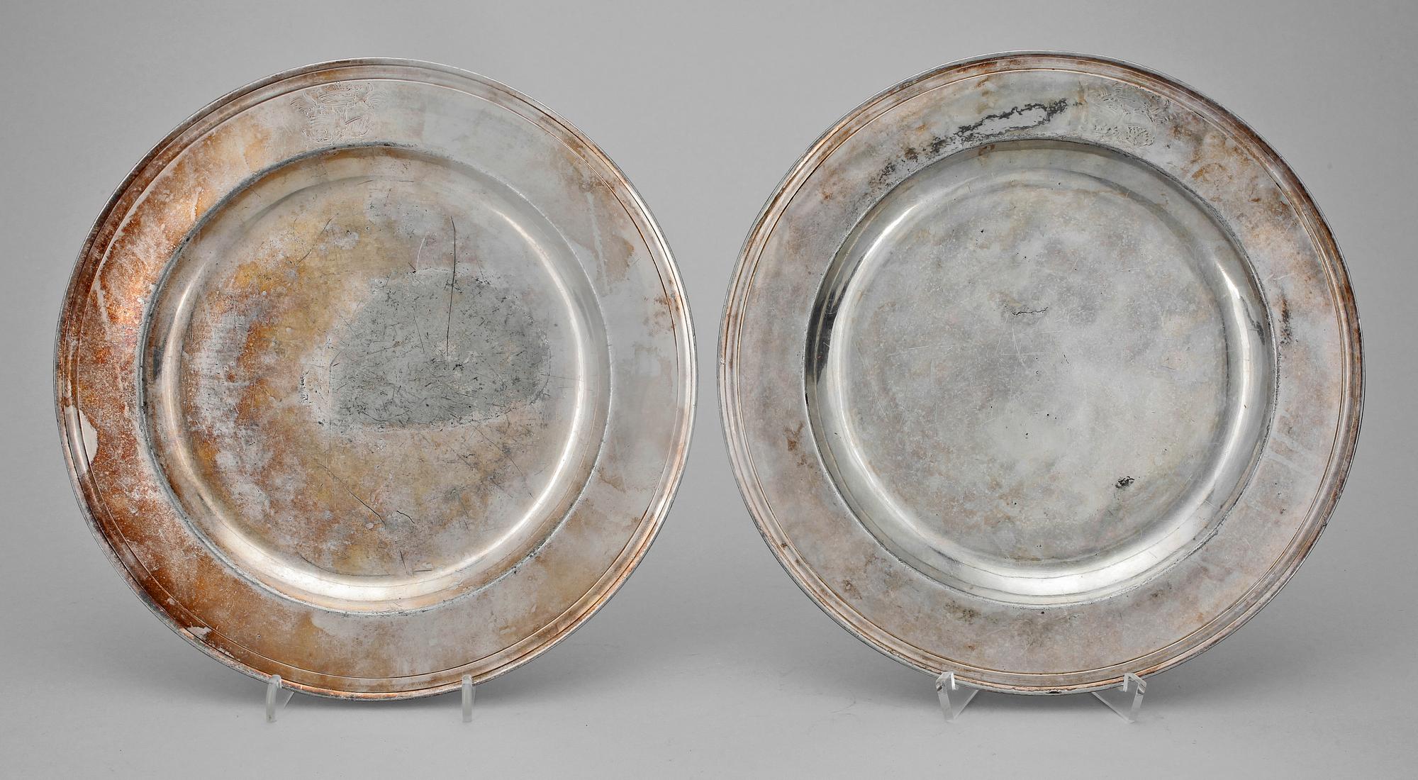 TALLRIKAR, ett par, försilvrat tenn, England 1600-1700-tal.