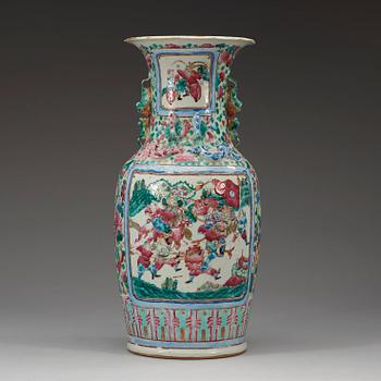 A famille rose vase, Qing dynasty, late 19th century.