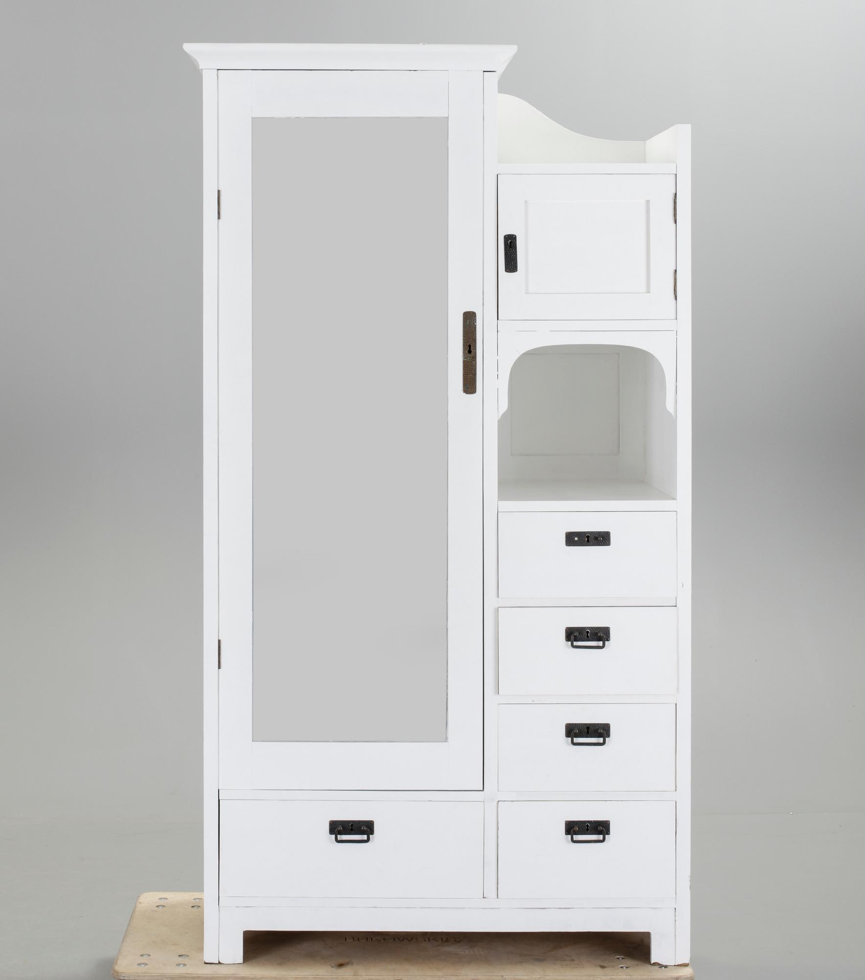 KLÄDSKÅP, jugend, 1900-talets första kvartal.