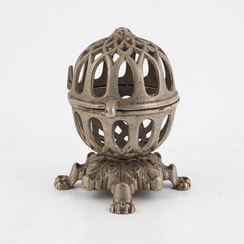 A metal string-holder, Eskilstuna, circa 1900.