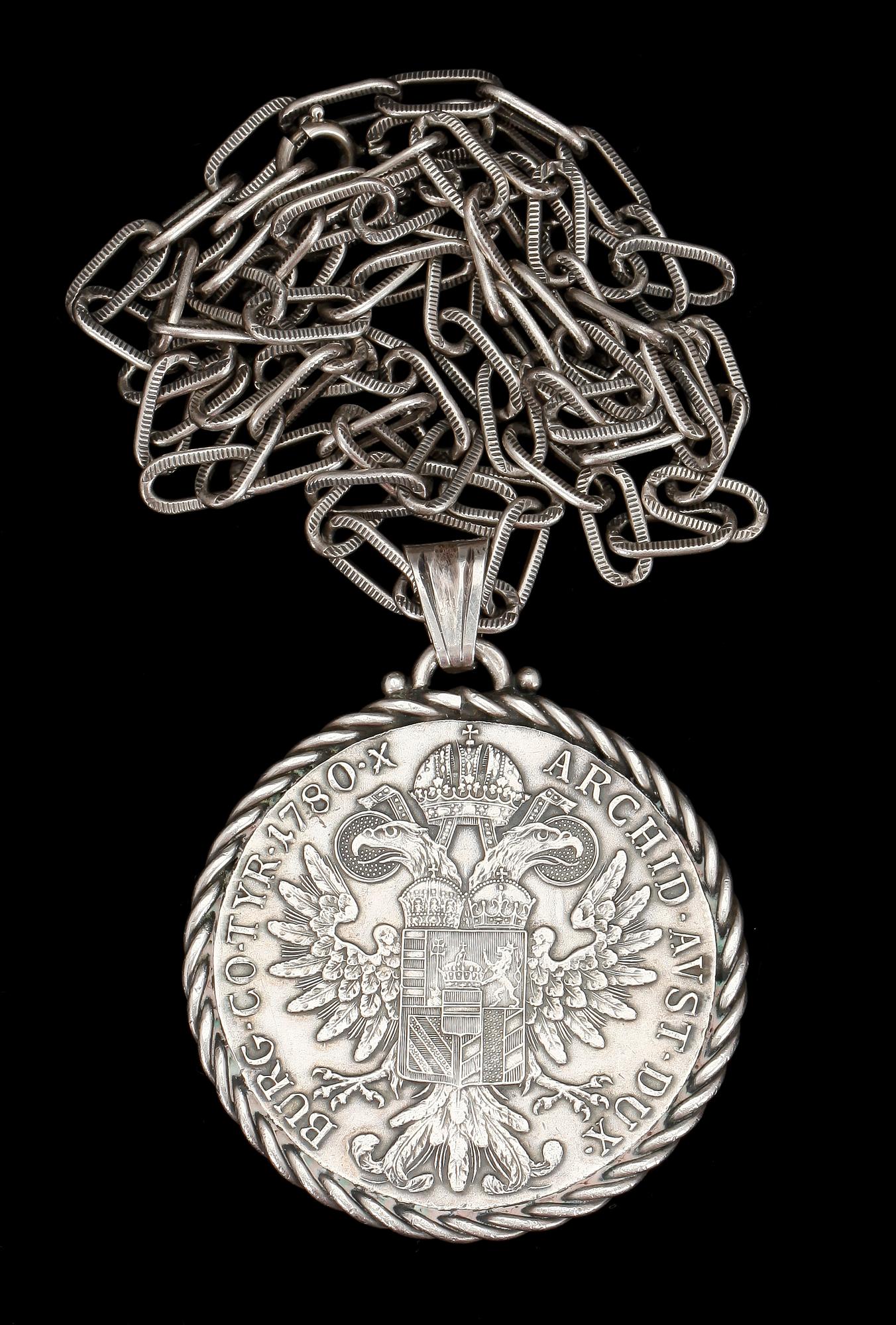 HÄNGE MED MYNT, silver, Österrike-Ungern, 1780, vikt 36 gram.
