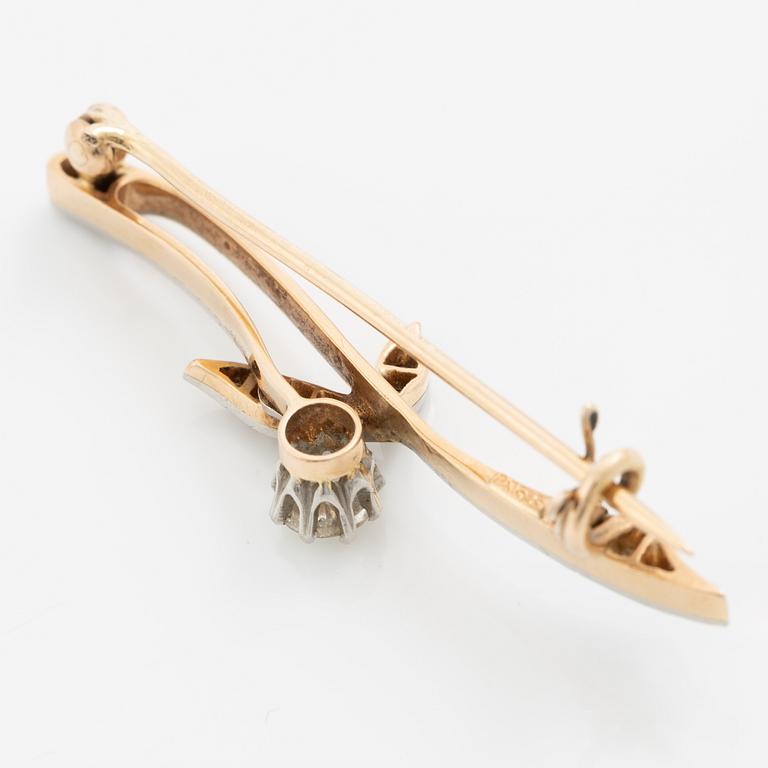 Brosch 14K guld med gammalslipade diamanter, i form av blomkvist.