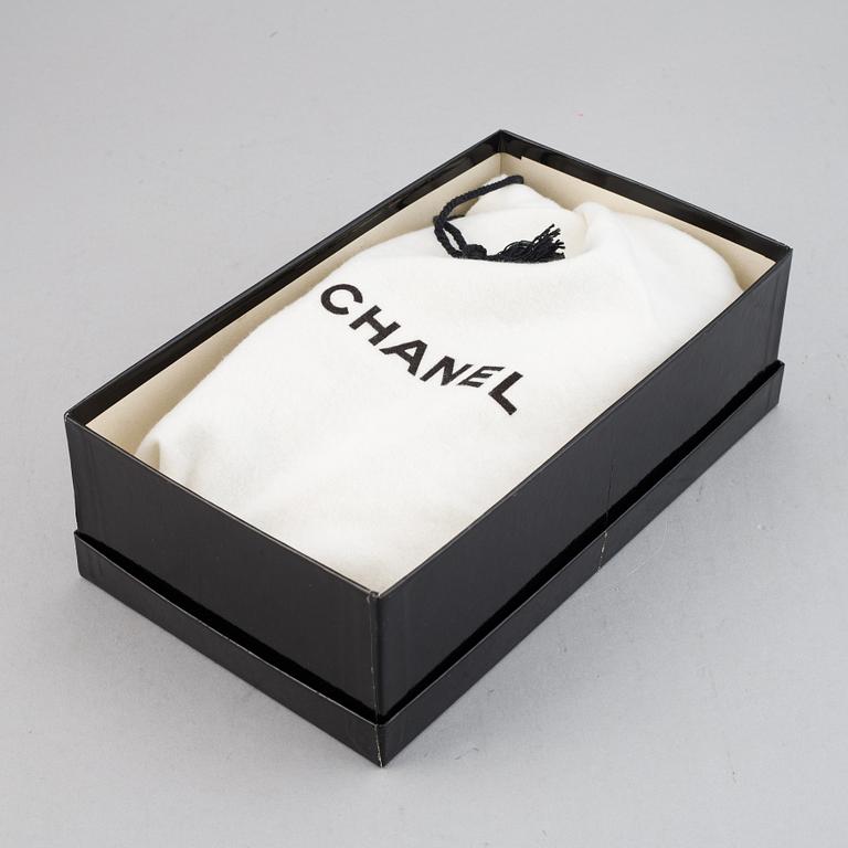 Chanel, a pair of leather shoes, size 36.