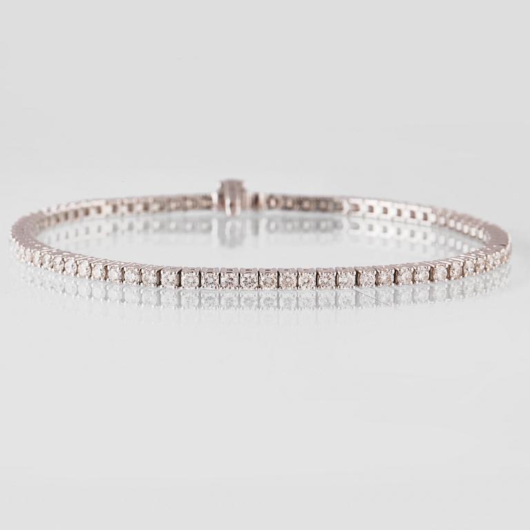 ARMBAND, 18K vitguld med 80 briljantslipade diamanter 2.81 ct. Vikt 11,6 gram.