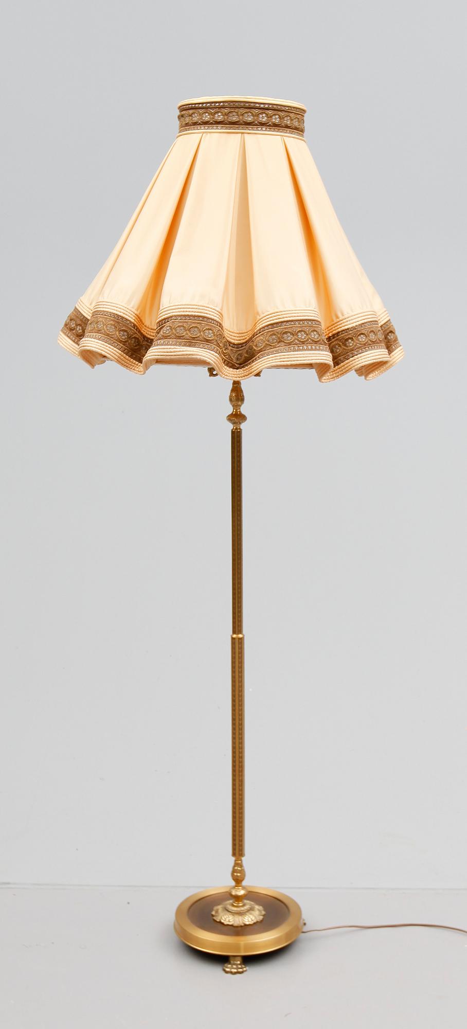 GOLVLAMPA, mässing, rokokostil, 1900-talets andra hälft.