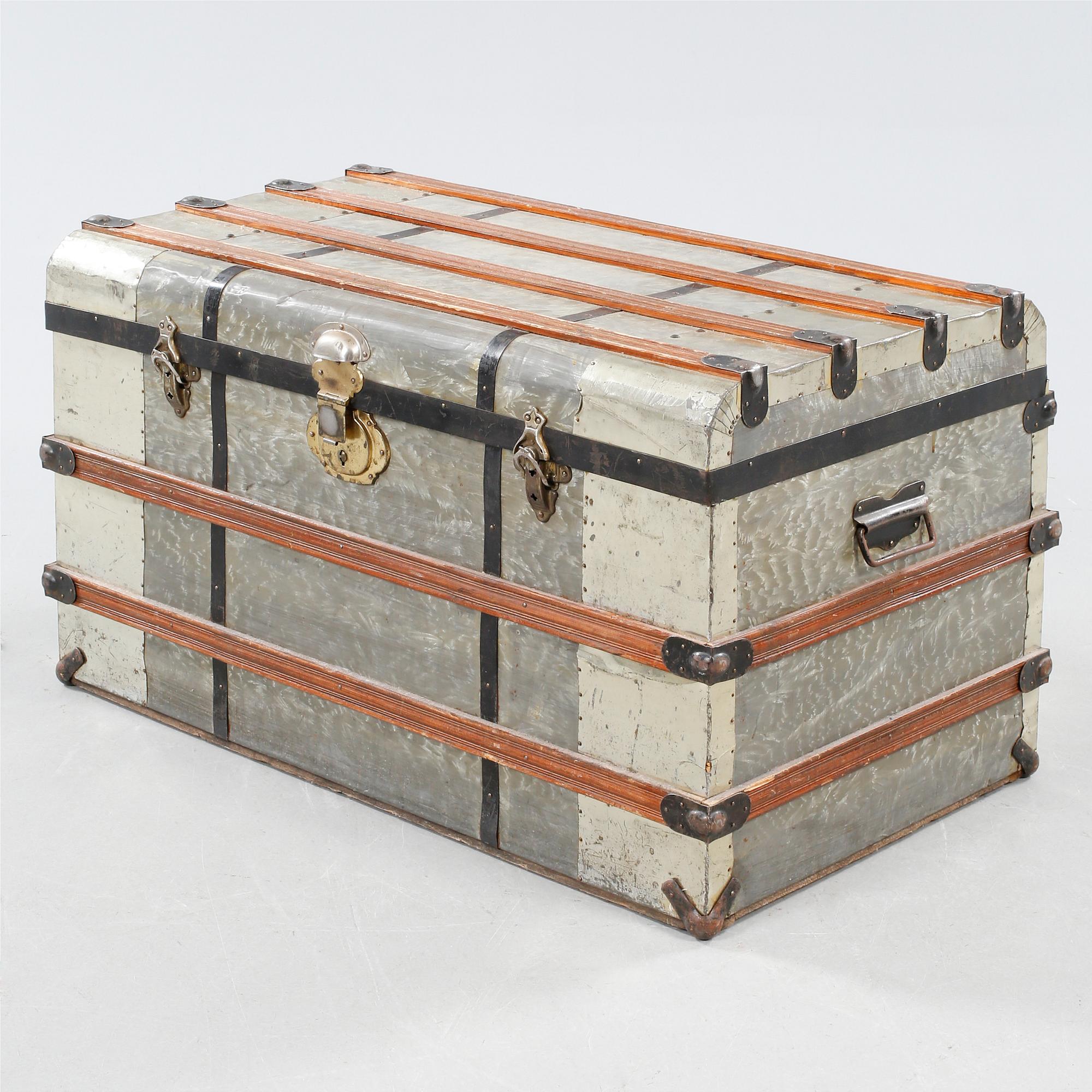 A trunk, so called American trunk, made in the first half of the 20th century.