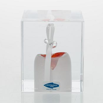 Oiva Toikka, an annual glass cube, signed Oiva Toikka Nuutajärvi 1985 and numbered 876/2000.