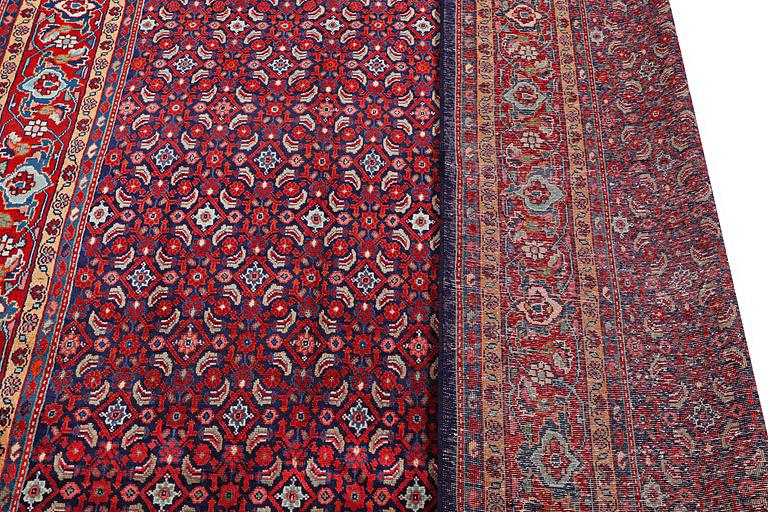 A carpet, Sarouk, c. 323 x 205 cm.