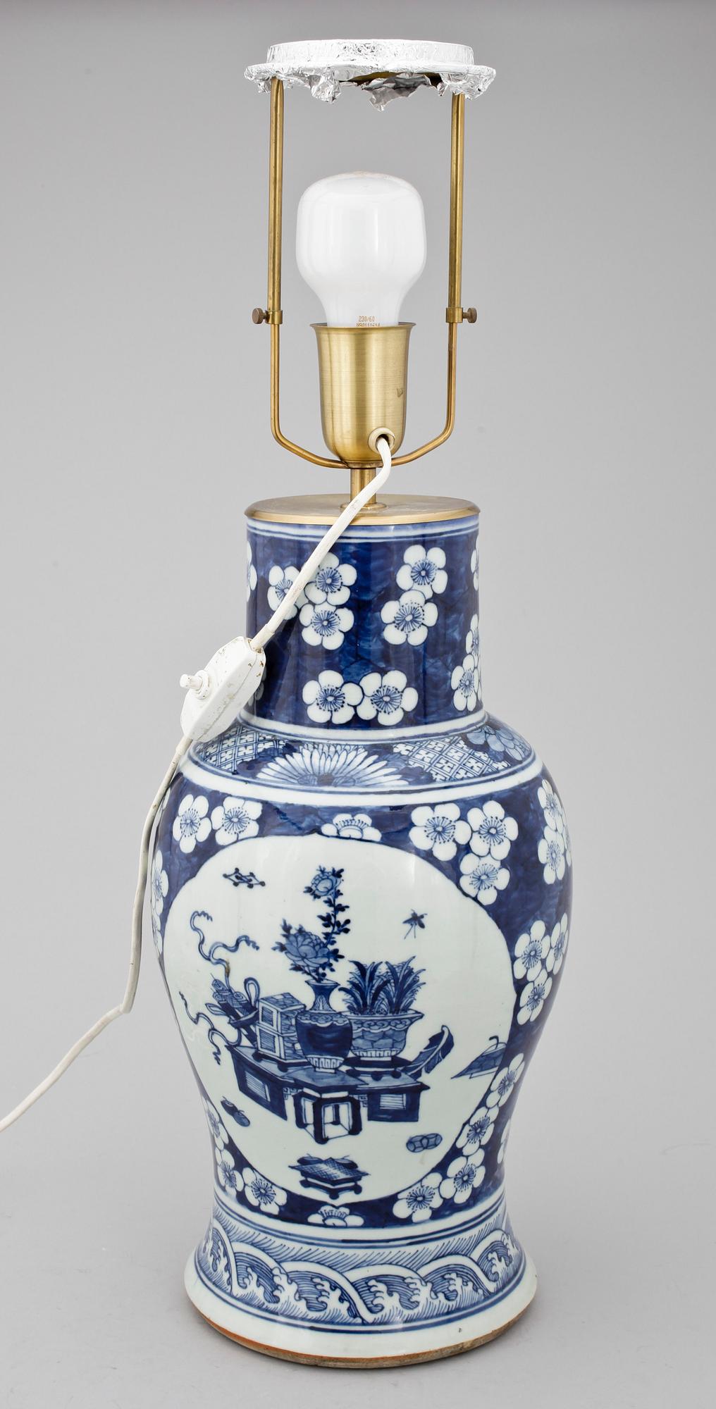 BORDSLAMPA/URNA, porslin, Kina 1800-tal.