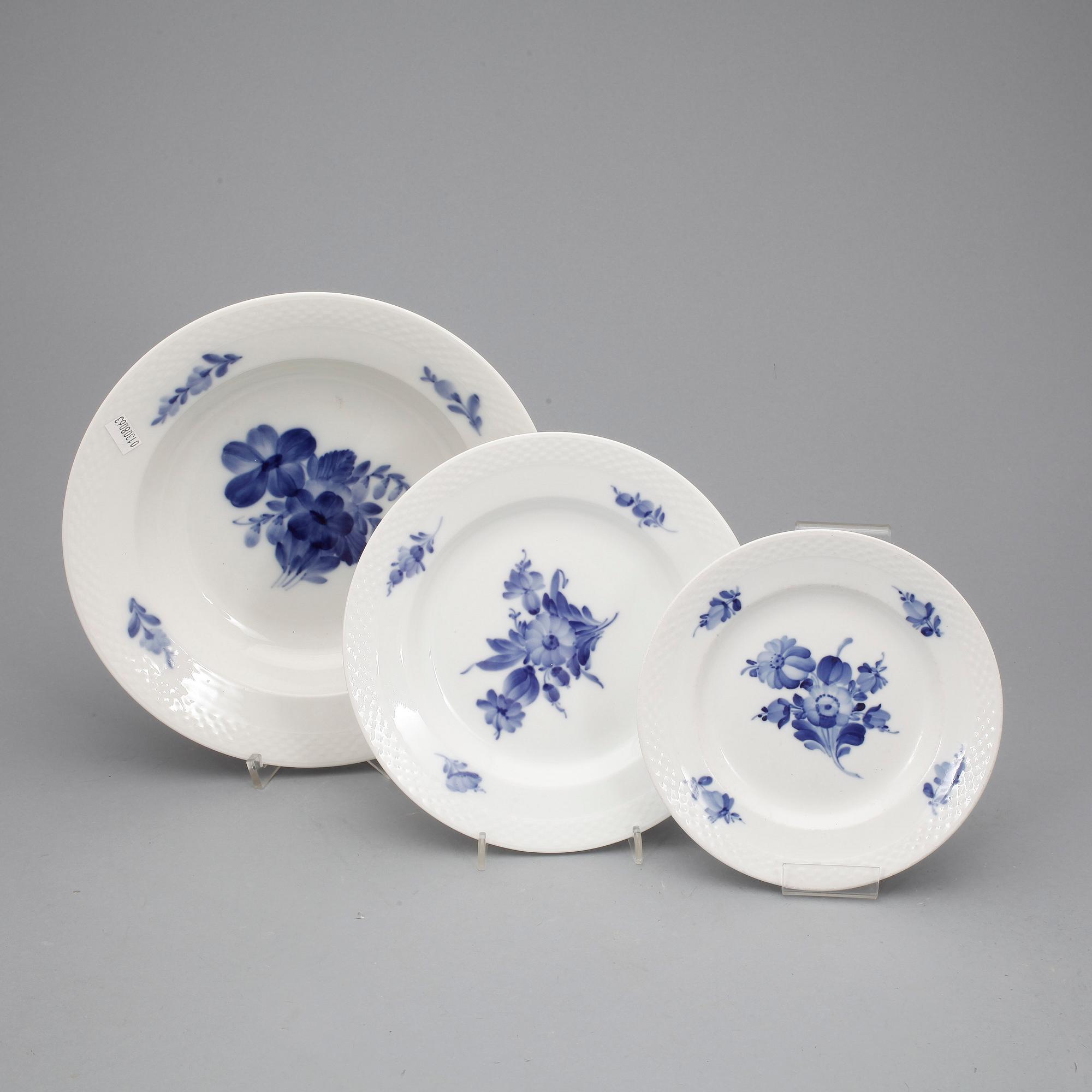 SERVISDELAR, ca160+8 delar, porslin, "Blå blomst", Royal Copenhagen, 1900-tal.