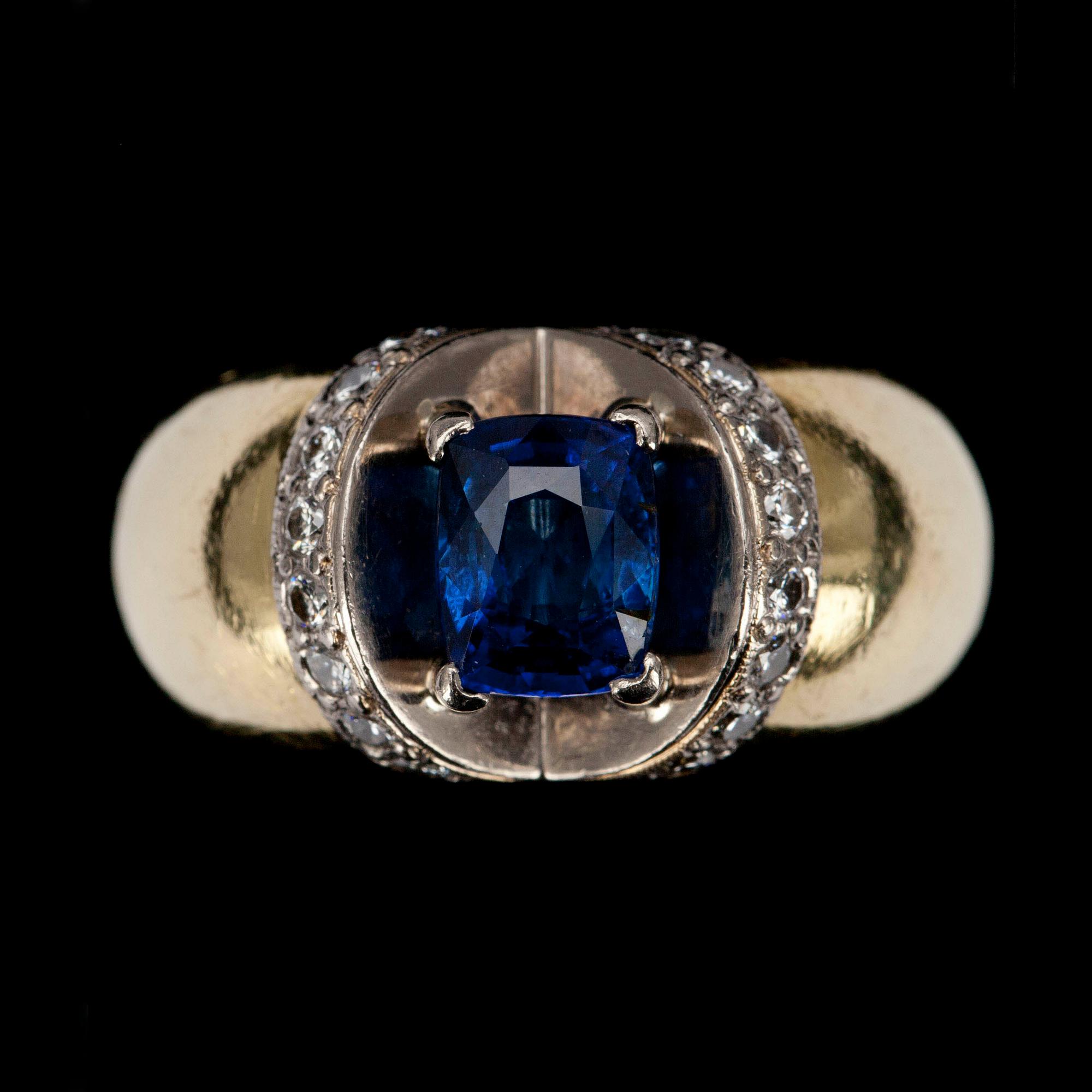 RING, guld och vitguld 18K med safir 1,90 ct och 16 st briljantslipade diamanter tot. 0,32 ct. Vikt 9,9 g.