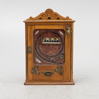 Spelautomat, vägghängd, tidigt 1900-tal.