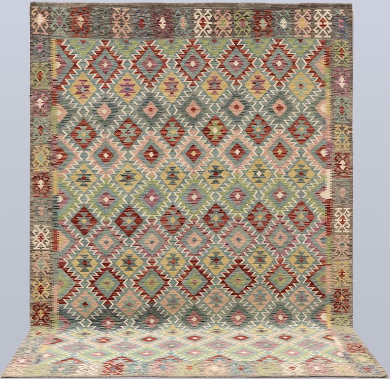 A Killim rug, approx. 295 x 204 cm.